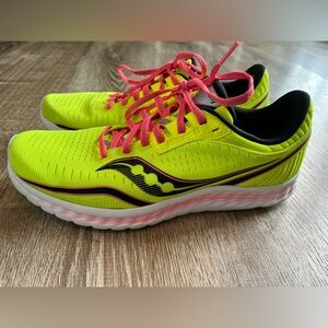 Saucony Kinvara 11 Neon power Run shoes Sz 11